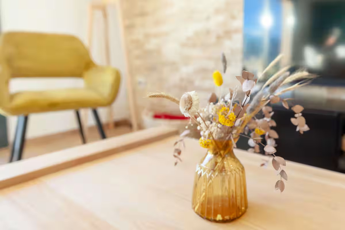 Petit bouquet sur la table basse du salon