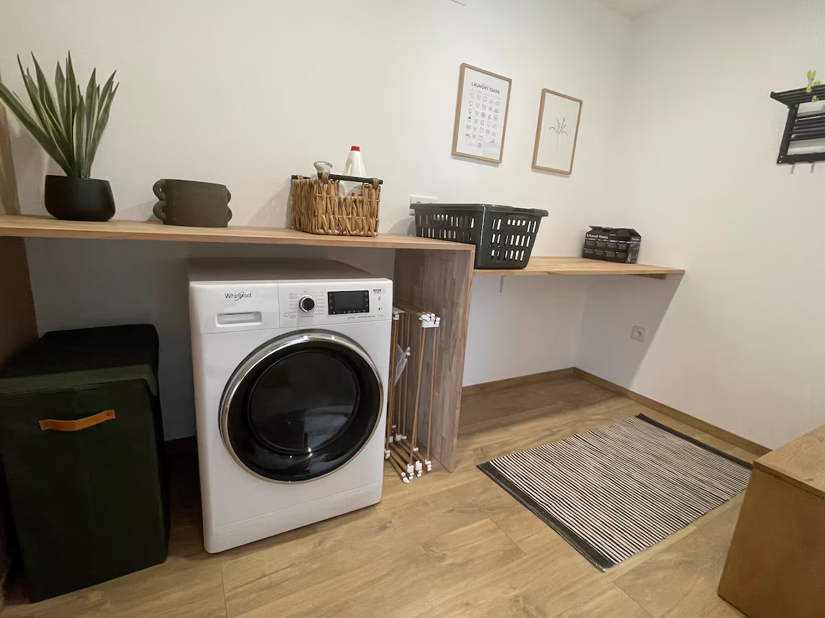 Buanderie équipée avec lave-linge