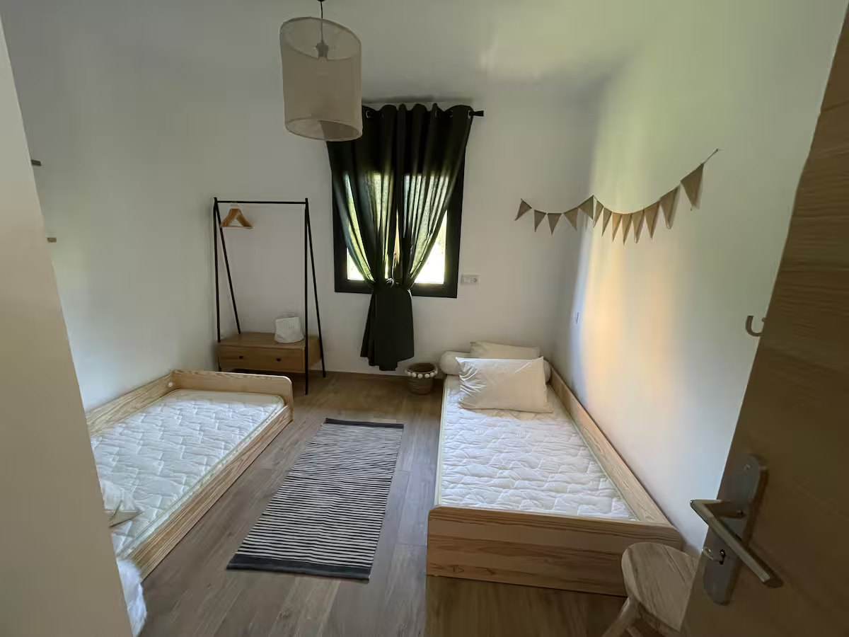 Chambre des enfants avec deux lits simples