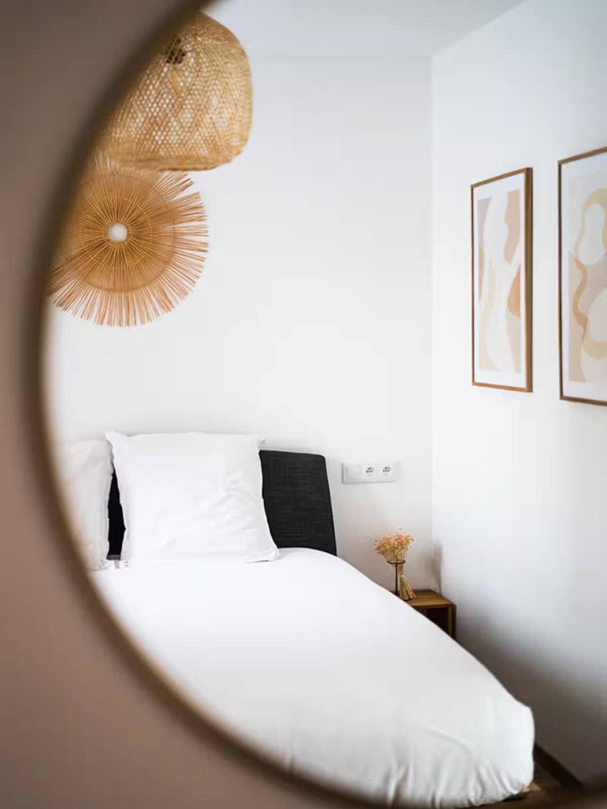 Lit aperçu dans le miroir d’une chambre