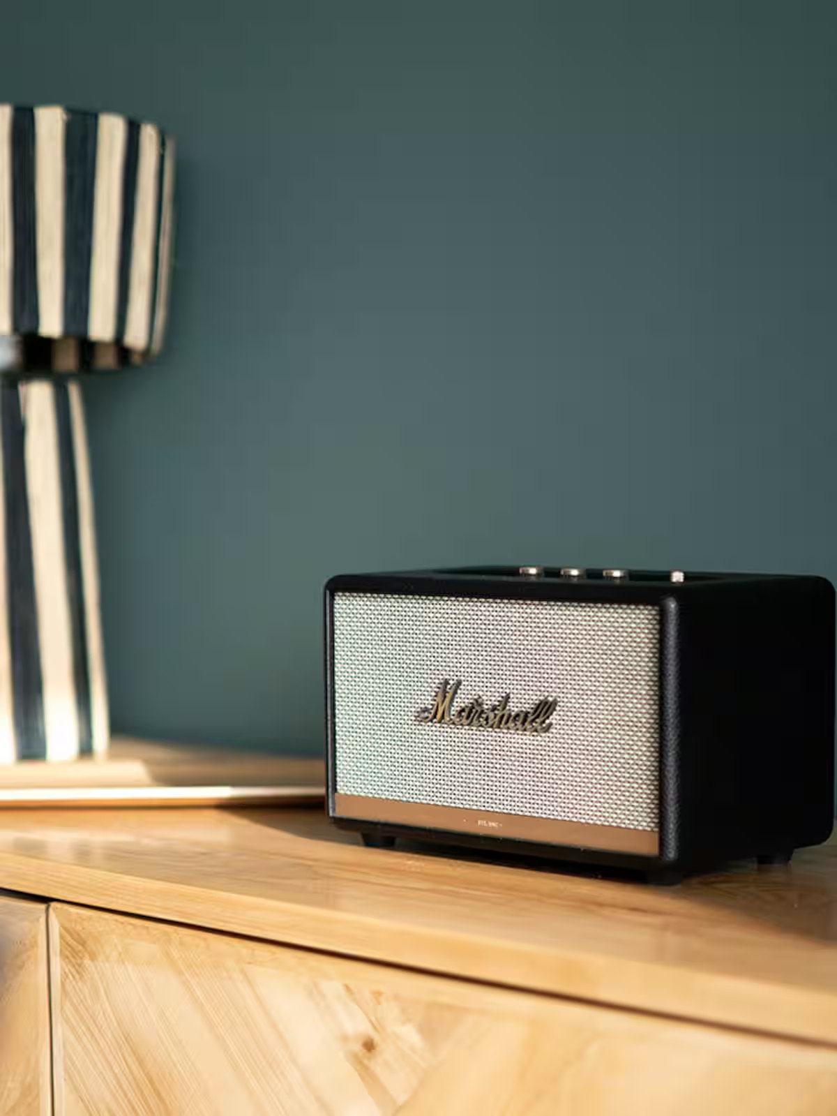 Enceinte posée sur un meuble du séjour