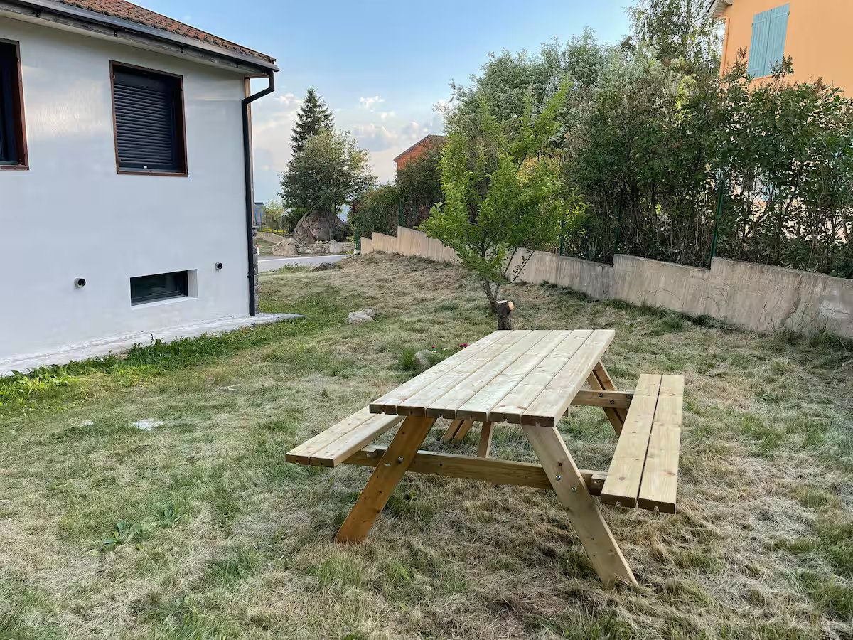 Table de pique-nique sur le terrain de la maison