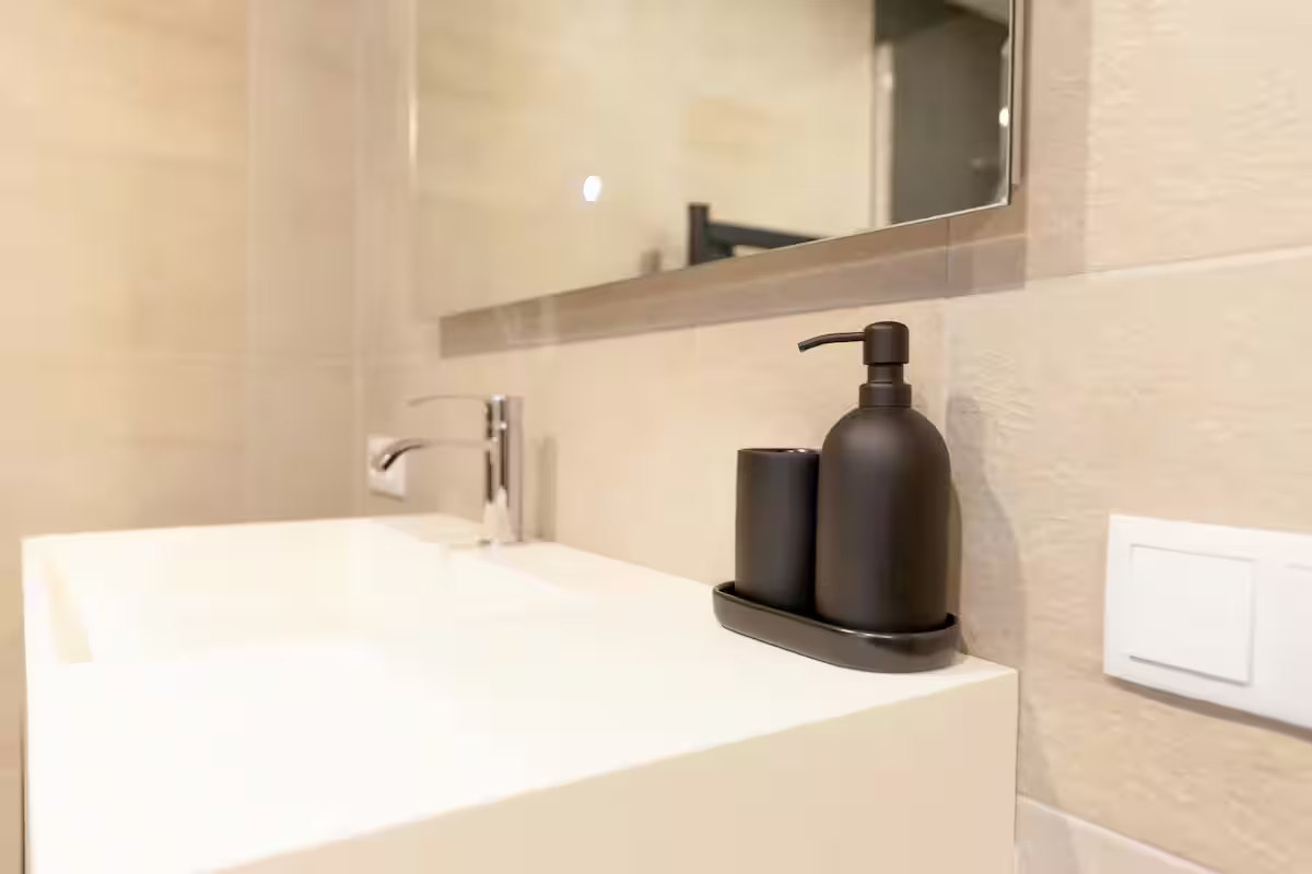 Vasque et produits d’accueil de la salle d’eau