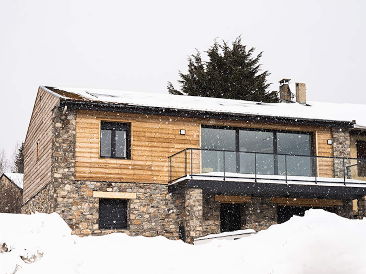 La maison et les montagnes sous la neige