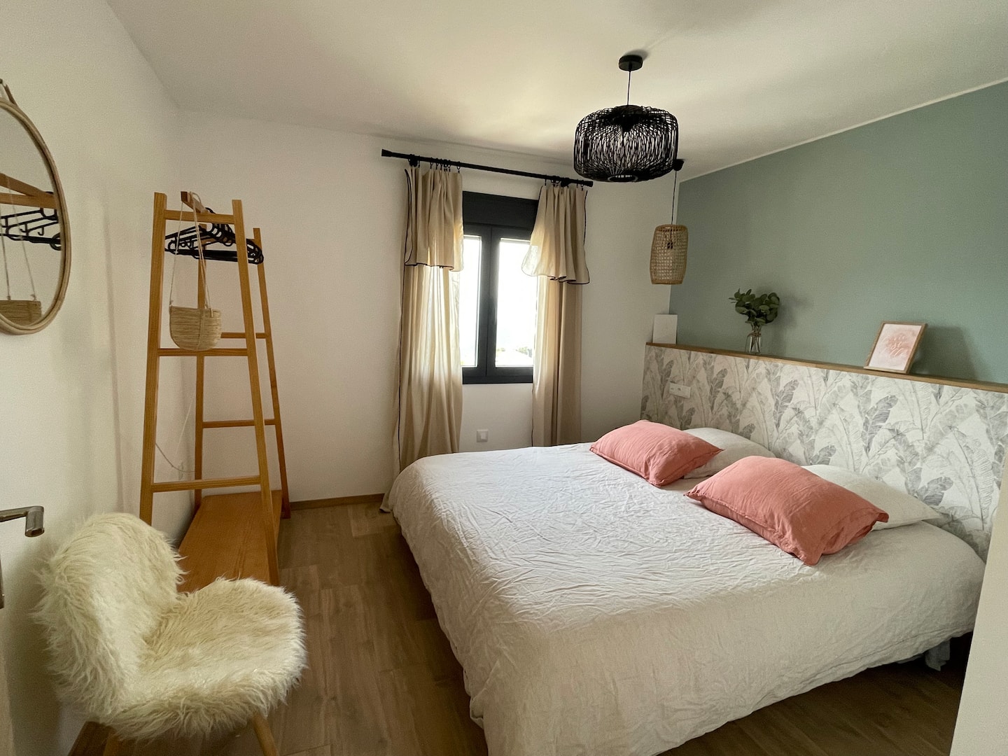 Chambre avec lit double et mur vert