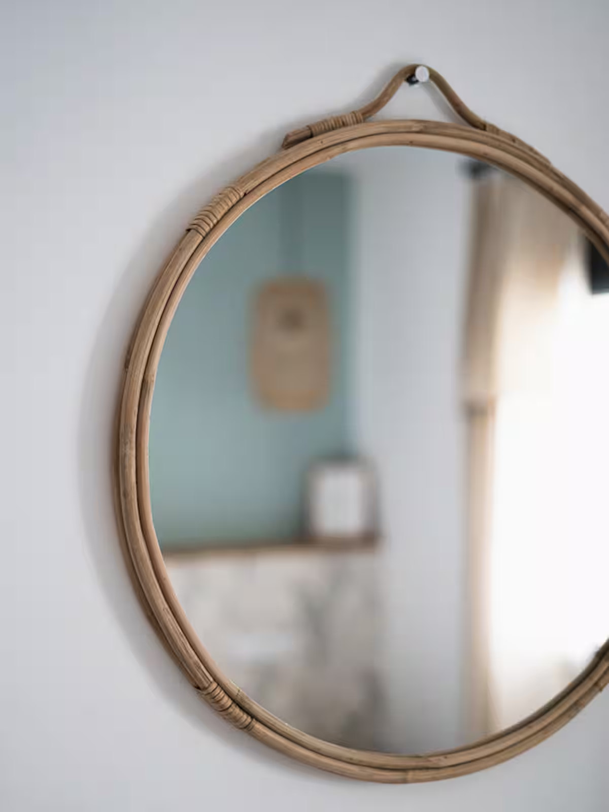 Miroir rond et détail de la chambre