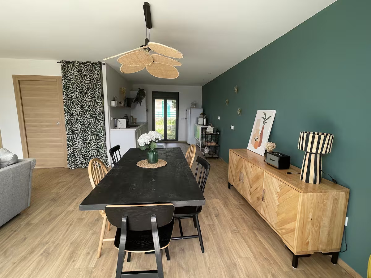 Salle à manger et buffet sur mur vert profond