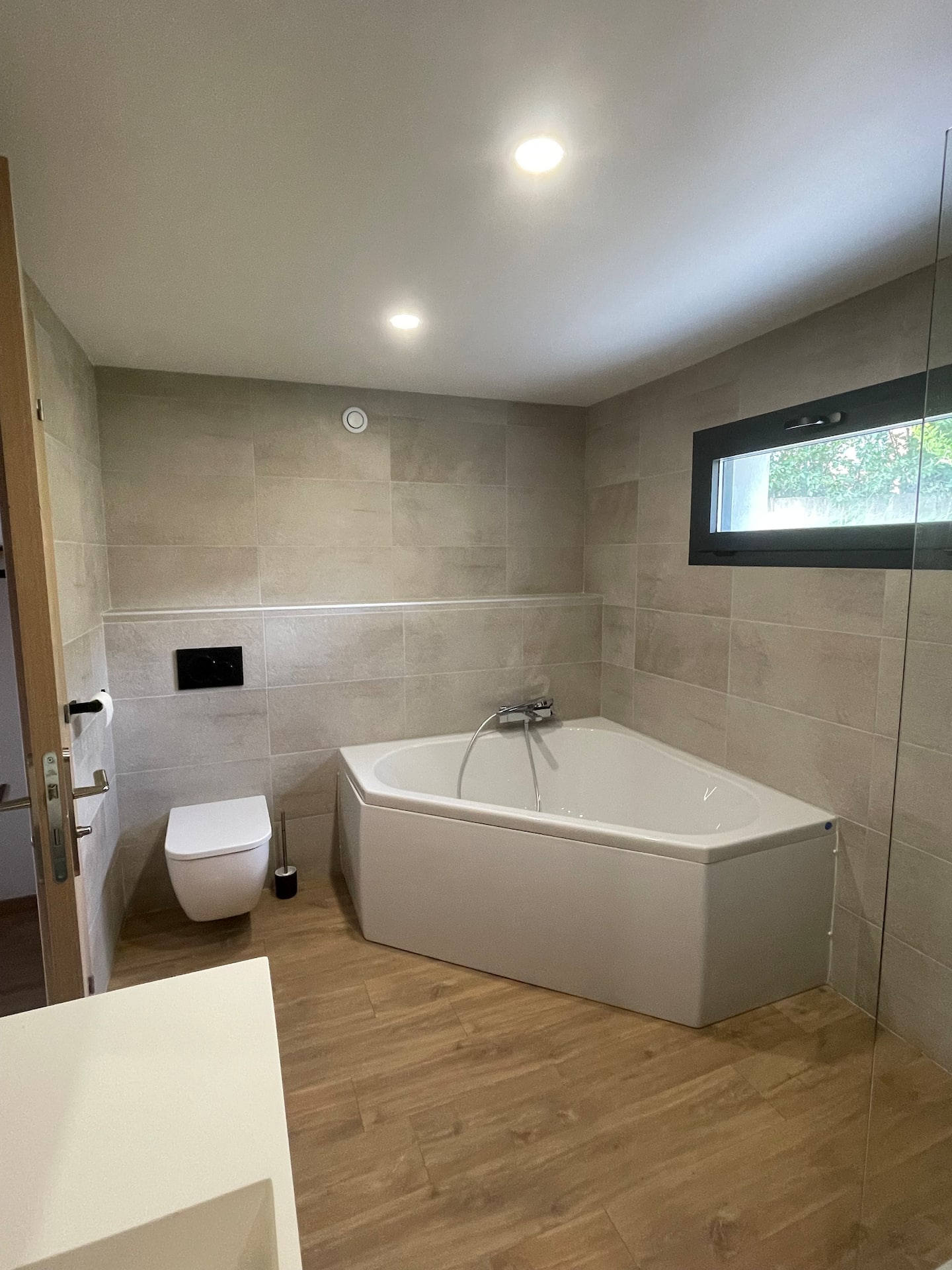 Salle de bain avec baignoire