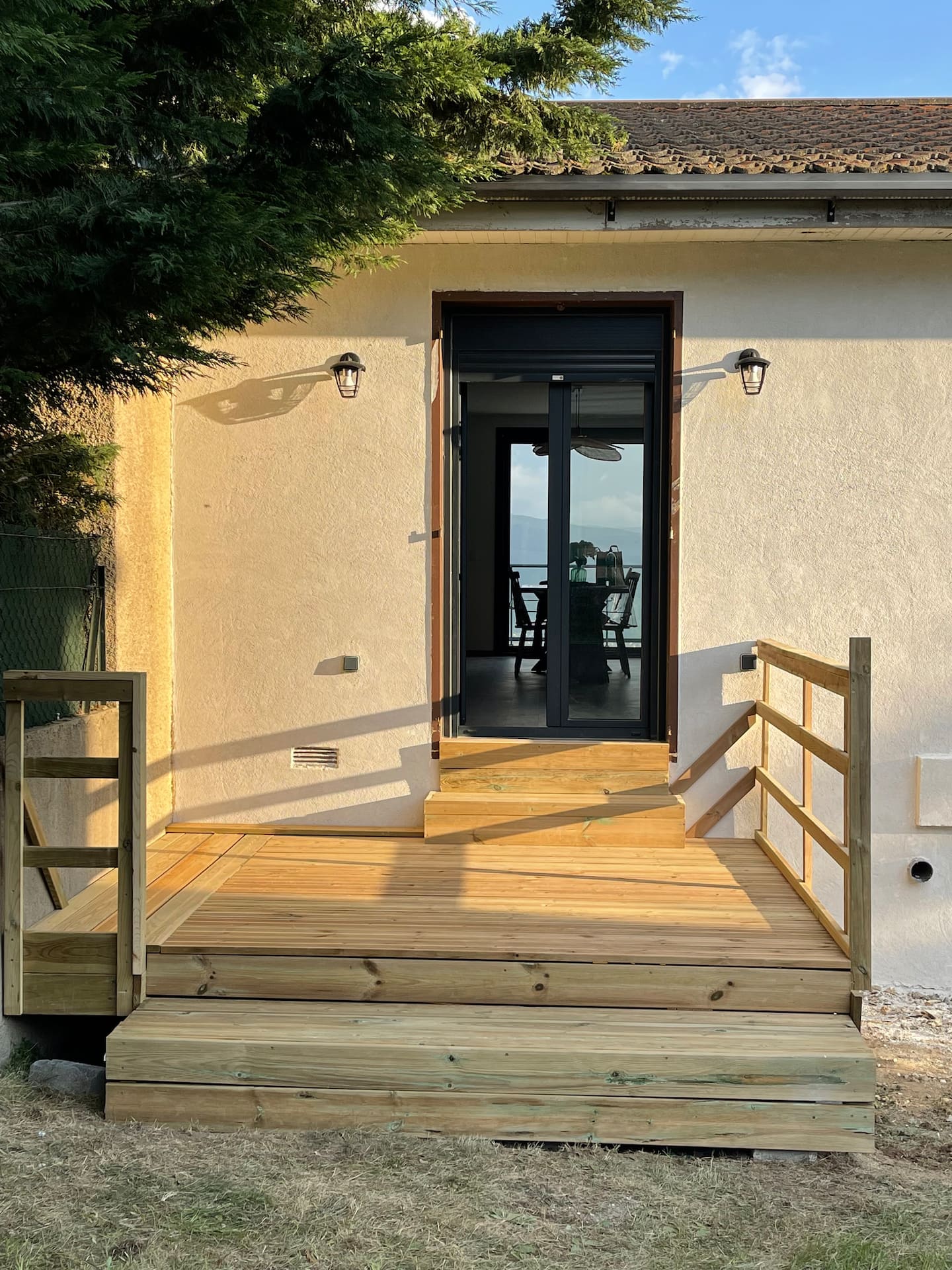 Terrasse en bois accessible depuis la maison