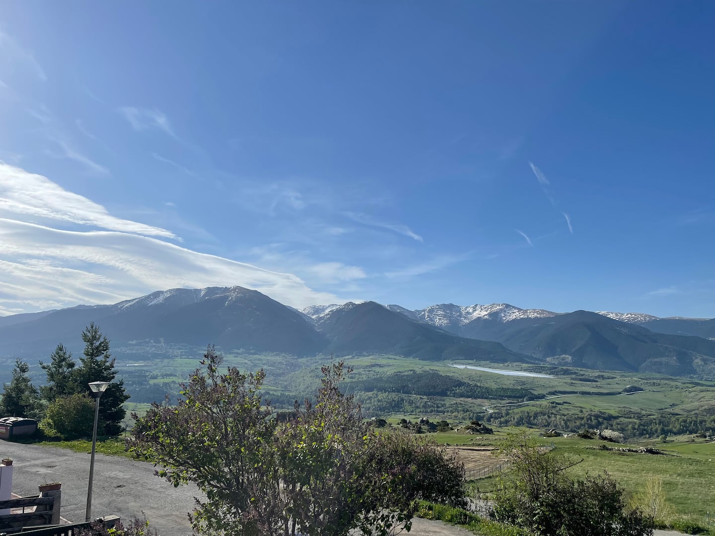 Vue sur les Pyrénées depuis la maison en été
