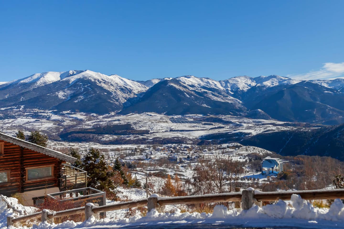 Panorama enneigé sur la chaîne des Pyrénées depuis la maison